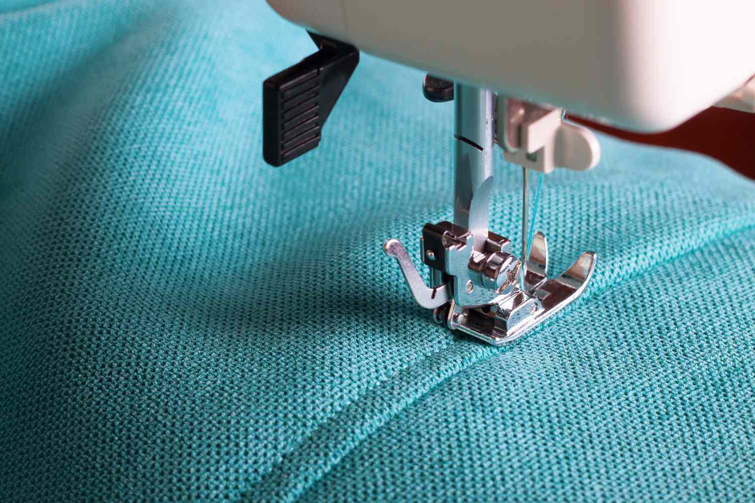 sewing-machine-and-turquoise-fabric-880002532-5d60eb5a868546b2b4e8f3a0d495aa63